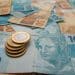 Real brasileiro em destaque: cédulas e moedas.