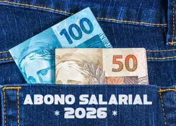 Abono salarial 2026: cédulas de cem e cinquenta reais saindo do bolso traseiro de uma calça jeans com a inscrição abono salarial 2026 estampada no tecido