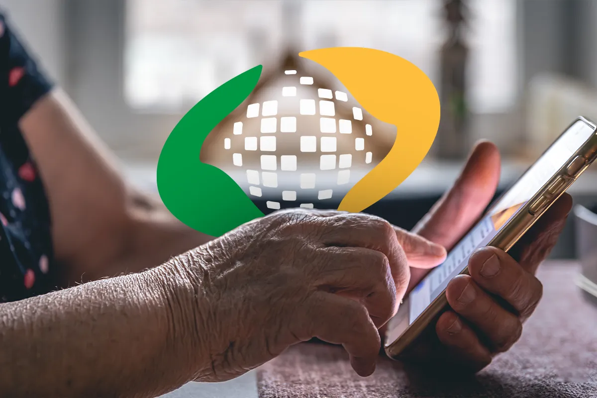 Mãos de pessoa idosa utilizando smartphone para acessar serviços do aplicativo Meu INSS