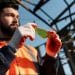 Trabalhador usando equipamentos de proteção em ambiente industrial