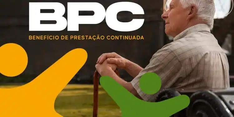 Idoso de cabelos brancos sentado em banco de praça segurando bengala com sigla BPC em destaque