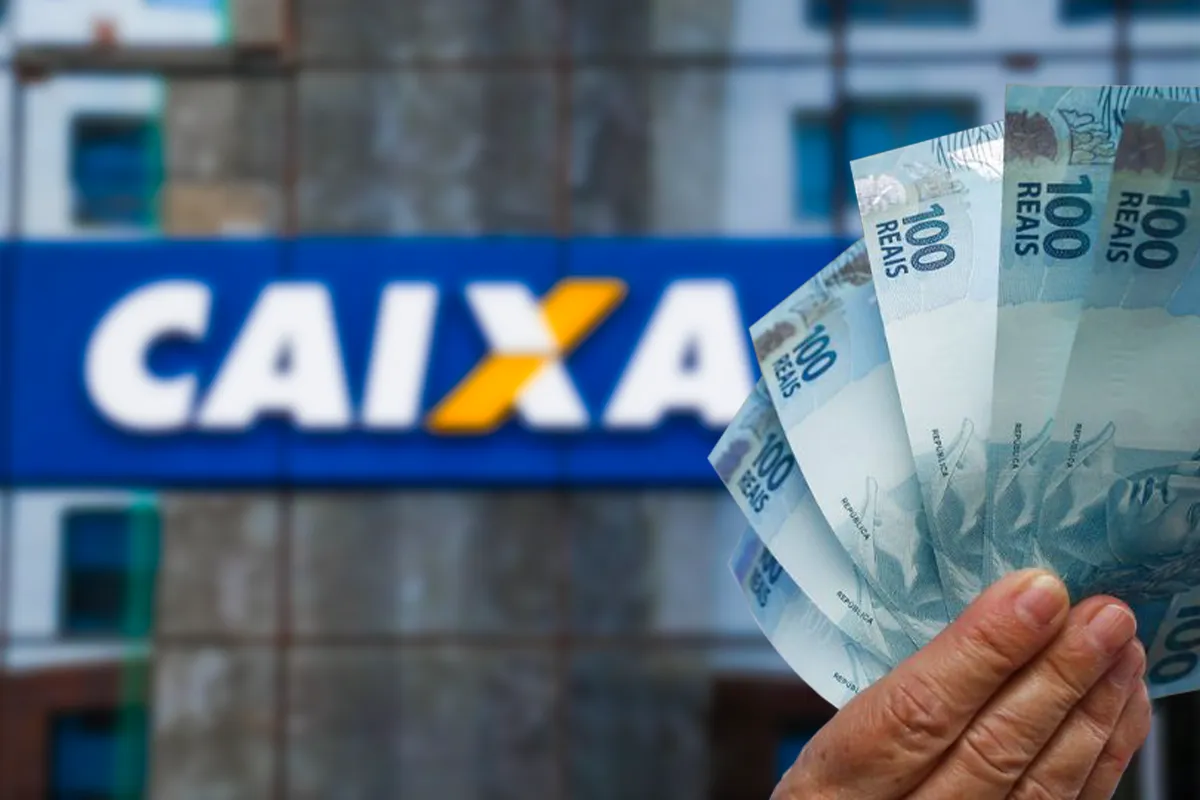 Mão segurando notas de 100 reais em frente à agência da Caixa, representando o Auxílio Reconstrução de R$ 7.300 para famílias afetadas por desastres naturais.