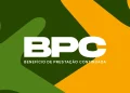 Logo do BPC, Benefício de Prestação Continuada, em destaque sobre fundo verde e amarelo, representando a divulgação do calendário de pagamento de maio, já disponível para consulta.