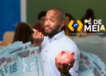 Estudante com expressão de dúvida segurando cofre rosa em sala de aula, ao lado do logotipo do Pé-de-Meia e cédulas de R$ 100, representação do bloqueio silencioso do benefício por cadastro irregular.