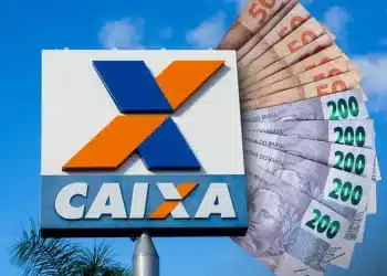 Placa com a logomarca da Caixa Econômica Federal ao lado de cédulas de R$ 50 e R$ 200 dispostas em leque, em referência ao Saque-Calamidade do FGTS de até R$ 6.220 liberado pelo banco, cujo pedido pode ser feito pelo aplicativo.