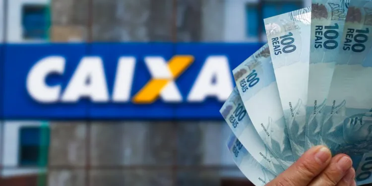 Mão segurando notas de R$ 100 em frente a uma agência da CAIXA, destacando o valor de R$ 6.220 disponível para brasileiros.