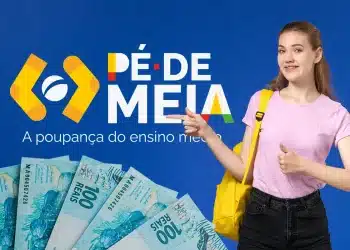 Estudante aponta para o logo do Pé-de-Meia, com cédulas de dinheiro ao fundo, representando o calendário de pagamento de 2027.