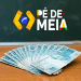 Notas de R$ 100 em leque sobre mesa com logotipo Pé-de-Meia e lousa verde ao fundo, simbolizando as datas de pagamento neste mês de maio.