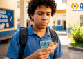 Estudante do Pé-de-Meia confere notas de R$ 100 e R$ 50 no pátio da escola, sem saber se receberá R$ 200 ou R$ 1.000 em 1º de junho