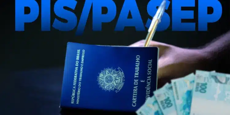 Carteira de Trabalho azul com cédulas de cem reais ao lado de cartão do PIS Pasep da Caixa sobre mesa de madeira
