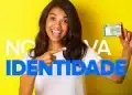 Mulher sorridente apontando para a nova Carteira de Identidade Nacional, em referência à emissão gratuita oferecida pela Caravana de Direitos Humanos nesta terça (5) e quarta-feira (6).