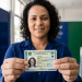 Cidadã exibe a nova Carteira de Identidade Nacional recém-emitida em unidade de atendimento
