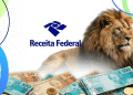 Leão ao lado da marca da Receita Federal, com cédulas e moedas de real espalhadas na base.