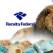 Leão ao lado da marca da Receita Federal, com cédulas e moedas de real espalhadas na base.