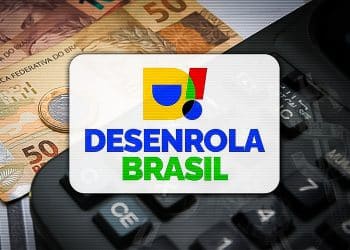 Logotipo colorido do programa Desenrola Brasil sobre calculadora preta e cédulas de 50 reais