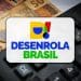 Logotipo colorido do programa Desenrola Brasil sobre calculadora preta e cédulas de 50 reais