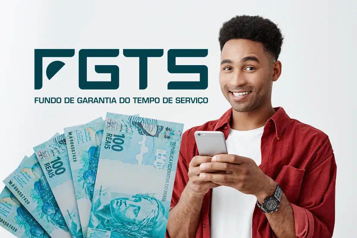 Homem utilizando celular ao lado da logo do FGTS e notas de R$ 100