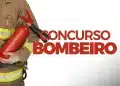 Bombeiro segura extintor vermelho, usando uniforme bege com faixas refletivas amarelas e texto "Concurso Bombeiro".