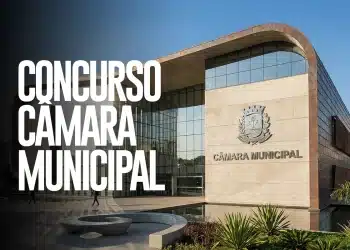 Sede de Câmara Municipal com arquitetura contemporânea, fachada de vidro e concreto, brasão institucional e espelho d'água.