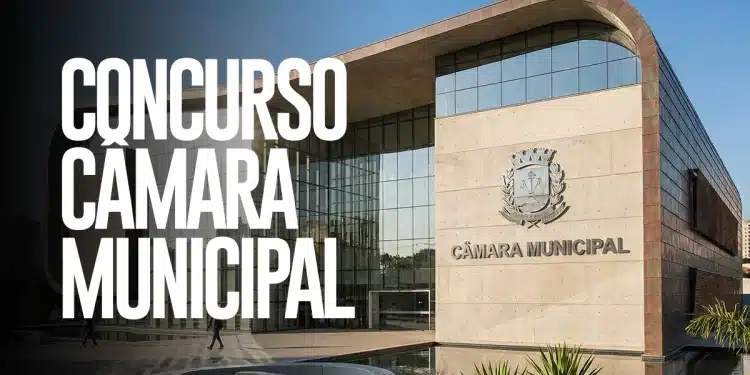 Sede de Câmara Municipal com arquitetura contemporânea, fachada de vidro e concreto, brasão institucional e espelho d'água.
