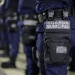 Guardas municipais em formação durante operação noturna com destaque para faixa identificadora da Guarda Municipal no uniforme