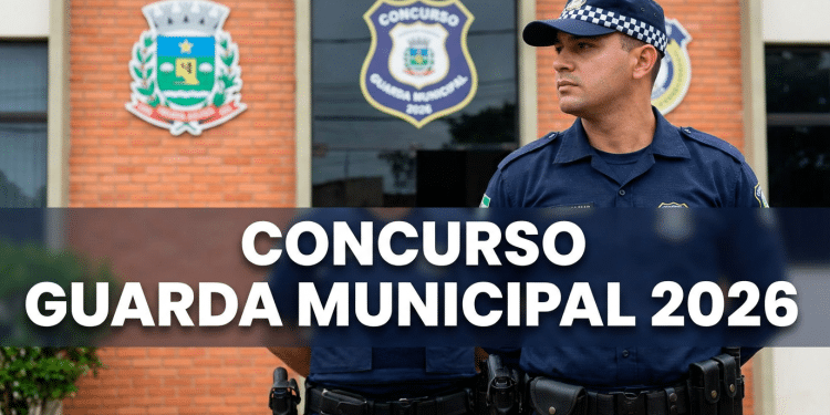 Guarda municipal fardado de boné xadrez azul em frente a prédio com brasões e emblema de concurso GCM 2026