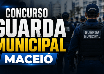 Guardas municipais fardados com uniforme azul-marinho e boné enfileirados em formação, com texto promocional do concurso