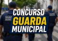 Dois guardas municipais de costas com uniformes azuis e bonés em praça urbana, com texto "Concurso Guarda Municipal"