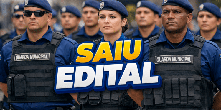 Agentes da Guarda Municipal em formação com coletes balísticos e boinas azuis, texto "Saiu Edital" em destaque