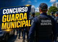 Guardas municipais uniformizados de azul enfileirados em formação com coletes identificados "Guarda Municipal"
