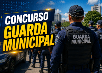 Guardas municipais uniformizados de azul enfileirados em formação com coletes identificados "Guarda Municipal"