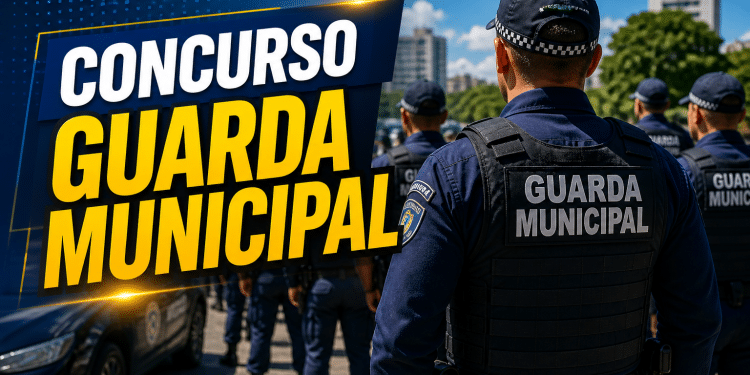 Guardas municipais uniformizados de azul enfileirados em formação com coletes identificados "Guarda Municipal"