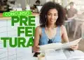Mulher jovem sorrindo de fones de ouvido segurando material de estudo em ambiente de café com arte do texto Concurso Prefeitura