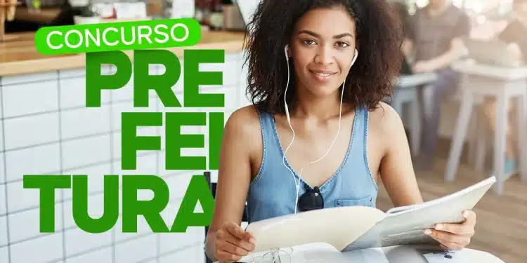 Mulher jovem sorrindo de fones de ouvido segurando material de estudo em ambiente de café com arte do texto Concurso Prefeitura