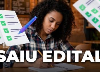 Mulher negra de cabelos cacheados escreve em caderno espiral, usando camisa xadrez, com elementos de checklist sobrepostos.