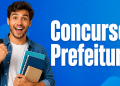 Jovem sorridente segura cadernos diante de fundo azul com texto "Concurso Prefeitura".