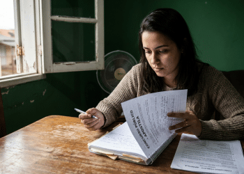 Candidata estuda apostila para o concurso da Prefeitura de Santo Antônio da Barra.
