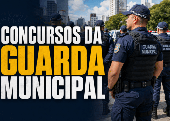 Agentes da Guarda Municipal em formação, usando uniformes azuis com coletes táticos e quepes, em área urbana.