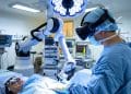Uso de tecnologia avançada na medicina com robótica e realidade virtual em cirurgia moderna.