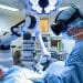 Uso de tecnologia avançada na medicina com robótica e realidade virtual em cirurgia moderna.