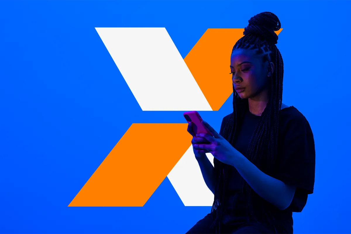 Jovem mulher de tranças utilizando smartphone diante de logotipo laranja e branco em fundo azul