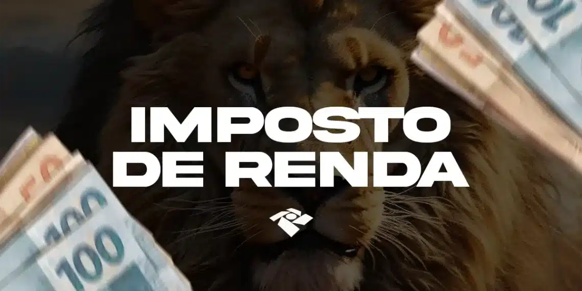 Leão do Imposto de Renda ao fundo com notas de cem reais representando a obrigatoriedade da declaração do IR em 2026