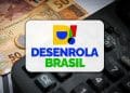 Logotipo do Desenrola Brasil em destaque sobre cédulas de cinquenta reais e calculadora preta