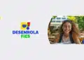 Logotipo do Desenrola Fies ao lado de uma estudante sorrindo com material escolar nas mãos