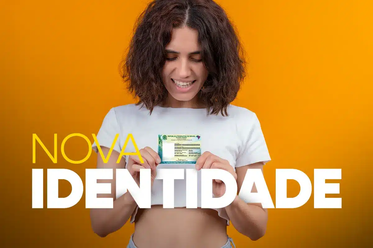 Mulher mostra nova carteira de identidade ao lado de texto “Nova Identidade” em fundo laranja