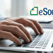 Profissional utilizando notebook e logotipo do eSocial do lado.