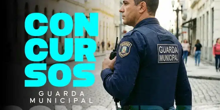 Agente da Guarda Municipal fardado de azul em rua de pedras portuguesas com a chamada "Concursos Guarda Municipal", representando o novo edital previsto em Aracaju