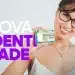 Mulher sorridente exibindo a nova Carteira de Identidade Nacional emitida na Bahia