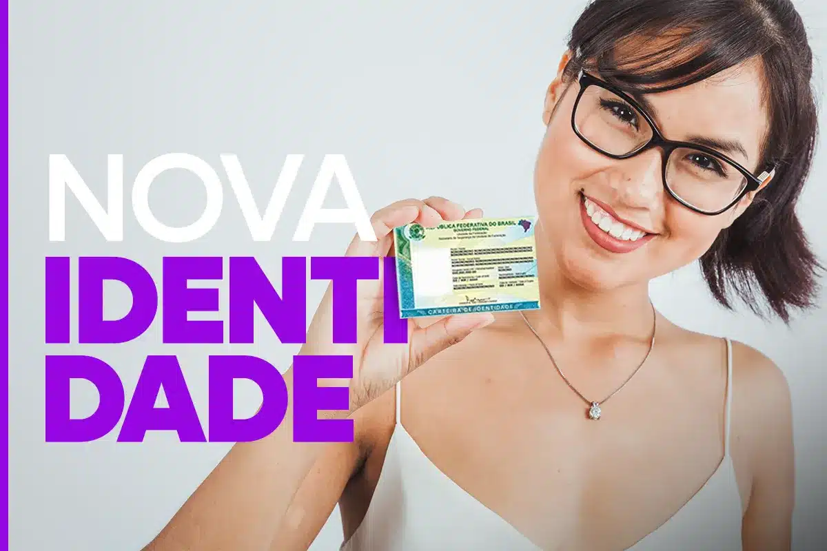 Mulher de óculos sorri e exibe a nova Carteira de Identidade Nacional ao lado da palavra Nova Identidade.