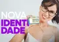 Mulher sorridente de óculos exibindo a nova Carteira de Identidade Nacional emitida em mutirão do SAC em Salvador